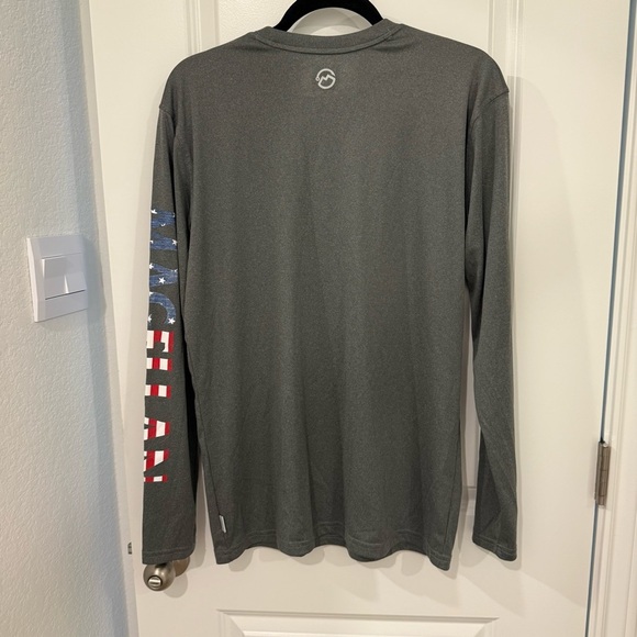 Magellan Outdoors Men's Dark Gray Long Sleeve Tee w Flag Sleeve Size S Fish Gear - Picture 2 of 5